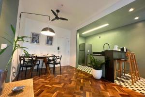 a kitchen and dining room with a table and chairs at Lar da Abundância: Apartamento 3 Quartos no Leblon in Rio de Janeiro