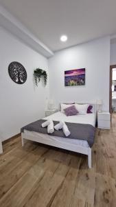 1 dormitorio con 1 cama con 2 toallas en OTEIZA, en Madrid