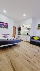 1 dormitorio con 1 cama y suelo de madera en OTEIZA, en Madrid