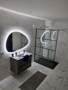 La salle de bains est pourvue d'un lavabo et d'un miroir. dans l'établissement La belle étoile, 