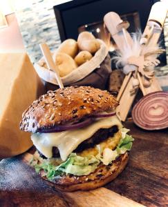 - un hamburger sur une table avec un panier de pain dans l'établissement La belle étoile, 