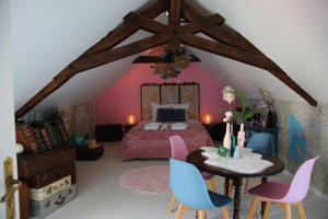 Postel nebo postele na pokoji v ubytování Taty Ginette Maison et Table d'Hôtes + 36 fotografií