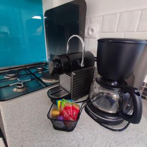 een koffiezetapparaat bovenop een aanrecht bij Une - Halte Entre Les Ponts - en toute simplicité in Saumur