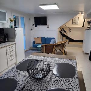 Une - Halte Entre Les Ponts - en toute simplicité في سوموور: مطبخ وغرفة معيشة مع طاولة في غرفة