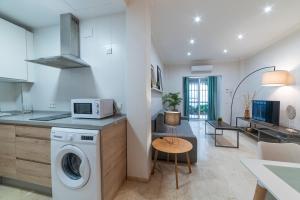 eine Küche und ein Wohnzimmer mit einer Waschmaschine in der Unterkunft AlohaMundi Montesión in Sevilla