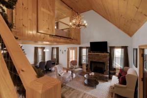 a living room with a fireplace and a tv at Blue Sky Cabin - Built in 2023 this 3 bed 2,5 bath home has gorgeous views in Jefferson