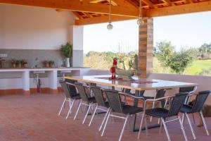 Il dispose d'une cuisine et d'une terrasse avec une table et des chaises. dans l'établissement Quinta de Matrena, à Macieiros