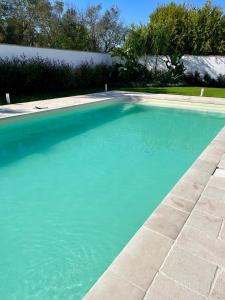 サン・チェザーリオ・ディ・レッチェにあるLuxury B&B Coccolhouseの庭の青い水のスイミングプール