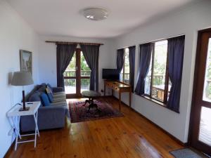 TV a/nebo společenská místnost v ubytování Protea Guest House