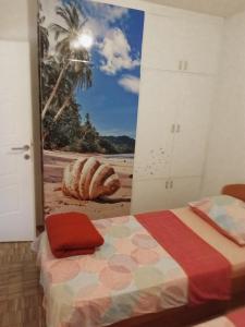 Pokój z łóżkiem i widokiem na plażę w obiekcie Apartments Maslina w mieście Stone Harbor