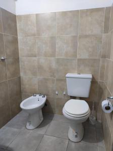 La salle de bains est pourvue de toilettes et d'un lavabo. dans l'établissement Departamento Costanera Alta Gracia, à Alta Gracia