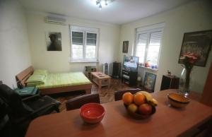 - un salon avec une table et des fruits dans l'établissement Studio Tash, à Belgrade