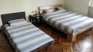 - 2 lits installés l'un à côté de l'autre dans une chambre dans l'établissement Studio Tash, à Belgrade