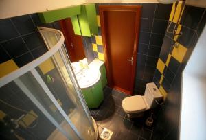 La petite salle de bains est pourvue de toilettes et d'un lavabo. dans l'établissement Studio Tash, à Belgrade