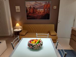 un bol de fruta en una mesa en la sala de estar en INALPI ARENA ex Pala Alpitour-STADIO OLIMPICO - Luxury Apartment Virgilio - Santa Rita, en Turín