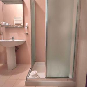 Hotel oro في تْشينتو: دش مع باب زجاجي في الحمام