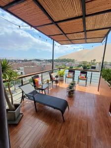 un patio con sedie e tavoli su un balcone di Departamento moderno para 6 personas Ica a Ica