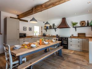- une cuisine avec une table en bois et de la nourriture dans l'établissement 4 Bed in Sidmouth 45563, à Payhembury