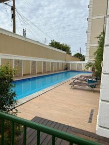 a swimming pool in the middle of a building at Apartamento cuiaba climatizado in Cuiabá
