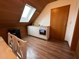 a kitchen with a stove and a window in a room at Ferienwohnung Malin in Ludwigshafen am Rhein