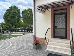 - un bâtiment avec une porte et des fleurs dans l'établissement Ferienwohnung Malin, à Ludwigshafen