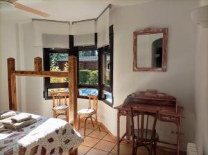 una camera da letto con un letto, una scrivania e uno specchio di Casa rural El Pitañar a Teruel