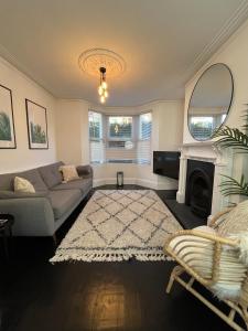 Χώρος καθιστικού στο Restored Victorian Home with Private Garden