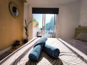 1 dormitorio con 1 cama con 2 toallas en Yinfa 2 Sunset Apartment en Tamaimo