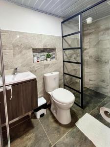 ハルディンにあるFinca Hotel el Recreo de Gloriaのバスルーム(トイレ、洗面台、シャワー付)