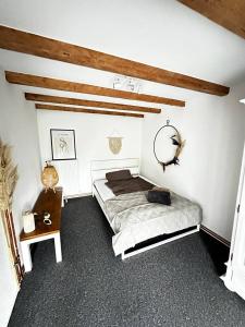 um quarto com uma cama e uma mesa em Tiny-House No.3 em Lage