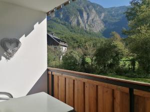 balcón con vistas a la montaña en Apartma Traumblick Obertraun, en Obertraun