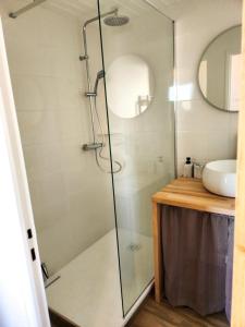 a bathroom with a glass shower and a sink at A 150m du port, Le Baia, tout à pied in Saint-Martin-de-Ré