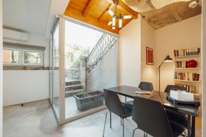 Un comedor con mesa y sillas y una ventana. en OPORTO GUEST Luxus Garden, en Oporto