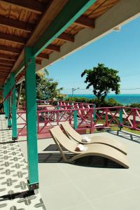 ein Paar Liegestühle auf einer Terrasse mit Meerblick in der Unterkunft Seaflower Boutique lodge in Providencia