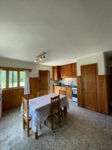 a kitchen with a table and chairs in it at Hermosa casa zona céntrica Bariloche in San Carlos de Bariloche