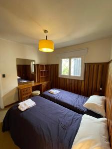 a hotel room with two beds and a window at Hermosa casa zona céntrica Bariloche in San Carlos de Bariloche