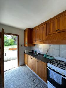 a kitchen with wooden cabinets and a stove top oven at Hermosa casa zona céntrica Bariloche in San Carlos de Bariloche