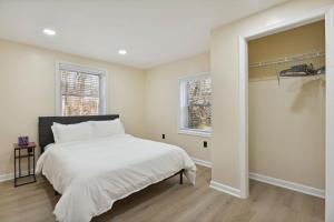 Dormitorio blanco con cama y armario en Luxury 3 BR Single Family Home - Half acre lot en Herndon
