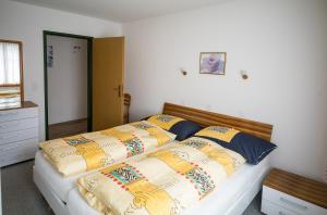 ein Schlafzimmer mit einem Bett mit zwei Kissen darauf in der Unterkunft Landwasser in Davos