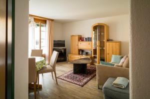 ein Wohnzimmer mit einem Sofa und einem Tisch in der Unterkunft Landwasser in Davos