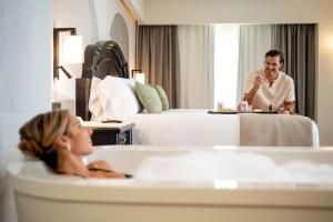 新巴利亞塔的住宿－Riu Palace Pacifico - All Inclusive - Adults Only，男人在酒店的浴缸里