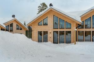 una casa con un montón de nieve delante de ella en Helt nytt exklusivt boende i Stöten, en Sälen