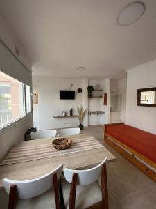 a room with a table and chairs and a bed at Pleno Centro in Viedma