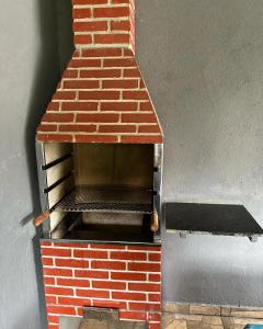 a brick oven sitting on top of a brick wall at Chácara Recanto da Paz in Caldas Novas