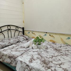 Un pat sau paturi într-o cameră la 1BR Aesthetic Condotel with Balcony - EDSA