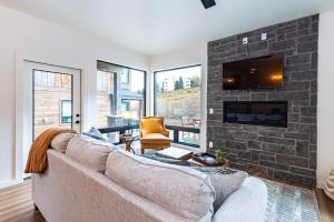 Телевизор и/или развлекательный центр в Tranquil Getaway Granby, Colorado by StayLage