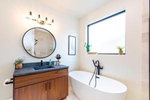 Ванная комната в Tranquil Getaway Granby, Colorado by StayLage +75 фотографий