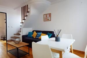 a living room with a couch and a table at Cosy duplex aux portes de Paris in Maisons-Alfort