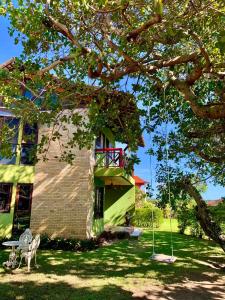 Chalé Verde في تامانداري: شجرة مرجيحة أمام المبنى
