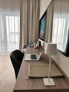 een bureau met een laptop en een lamp erop bij Pensjonat Rybical in Ryn